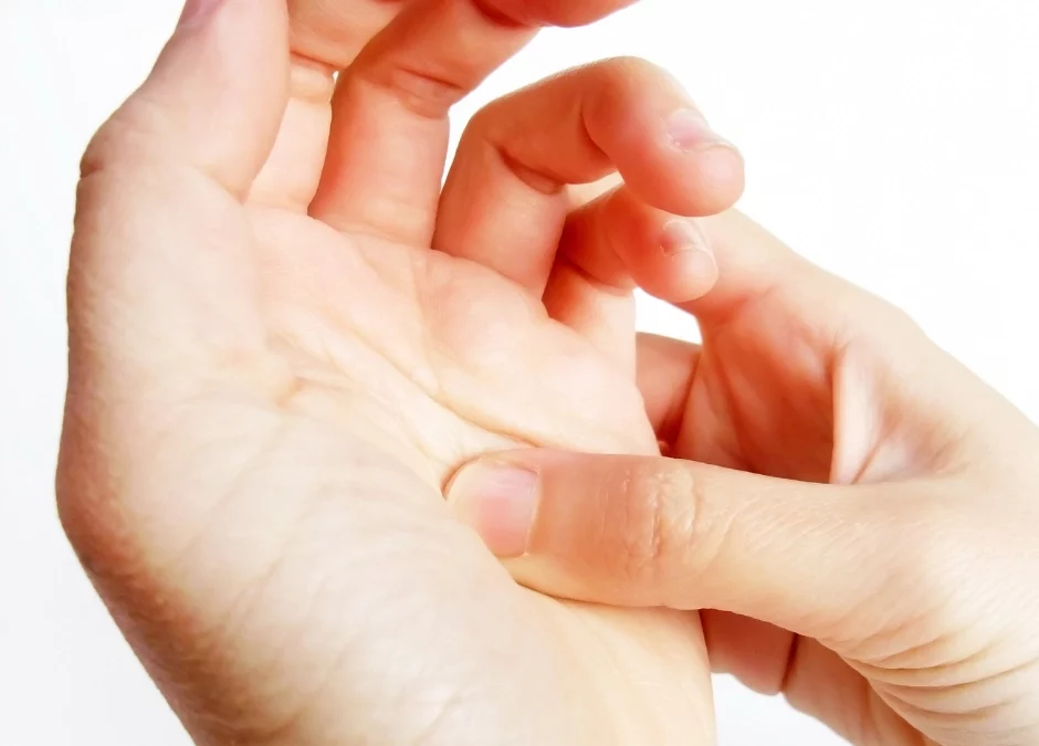 Auto massage des mains : technique et bienfaits quotidiens