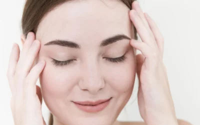 Auto-massage du visage : technique pas à pas pour détendre et illuminer
