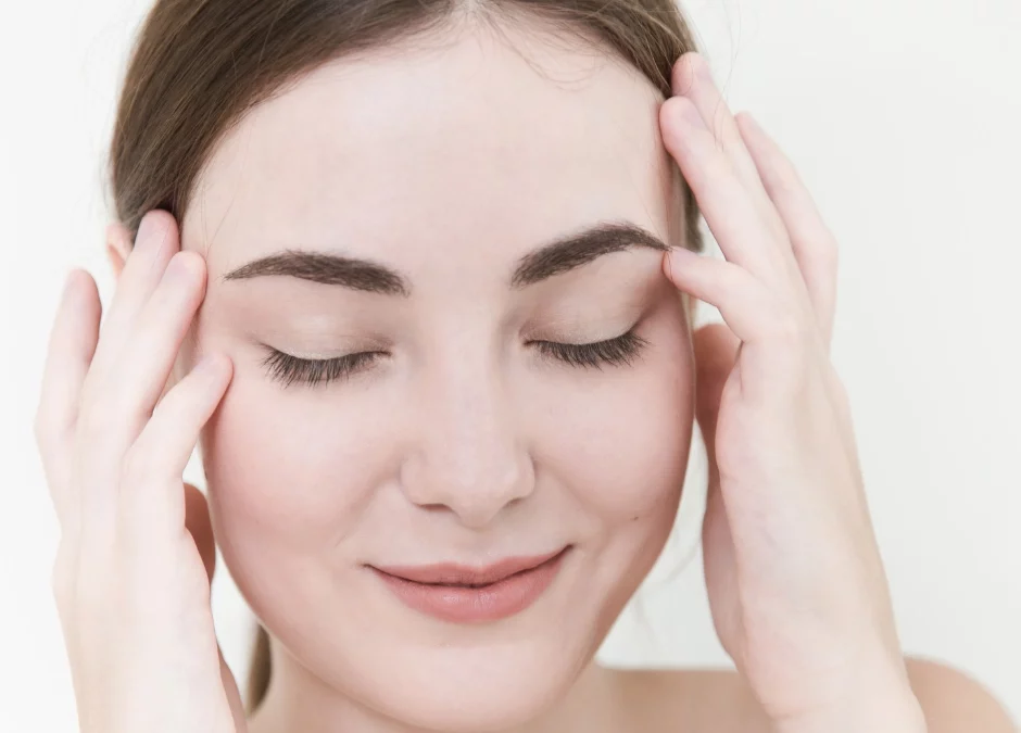 Auto-massage du visage : technique pas à pas pour détendre et illuminer